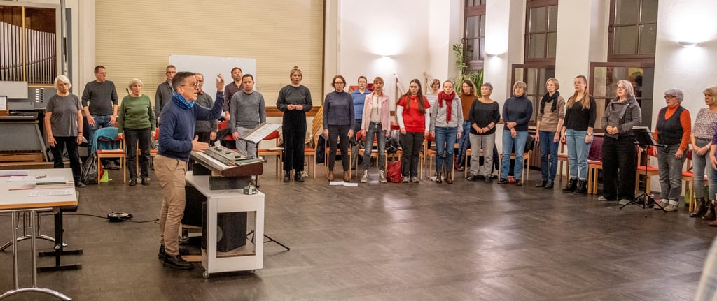 Zur Vorkrisenzeit zählte der Pauluschor aus Halle 120 Sänger und mehr. Die Generalprobe für den Auftritt am Heiligabend fand in diesem Jahr wegen Corona in deutlich kleinerem Kreis statt.