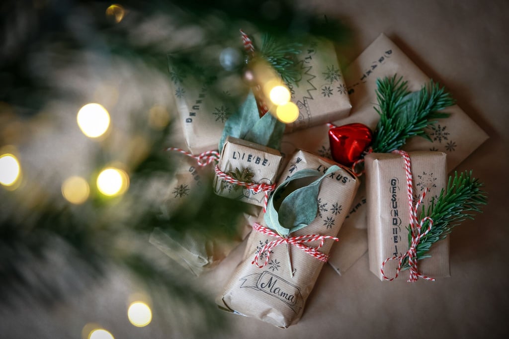 Nicht nur nachhaltiger, sondern auch etwas Besonderes: Selbst bedrucktes Geschenkpapier, dekoriert mit Zweigen.