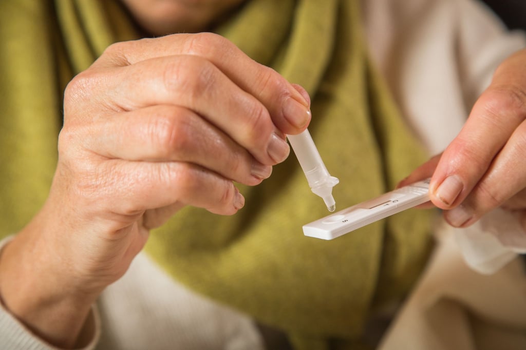 Tägliche Antigen-Schnelltests können sinnvoll sein - sie bringen aber keine 100-prozentige Sicherheit.