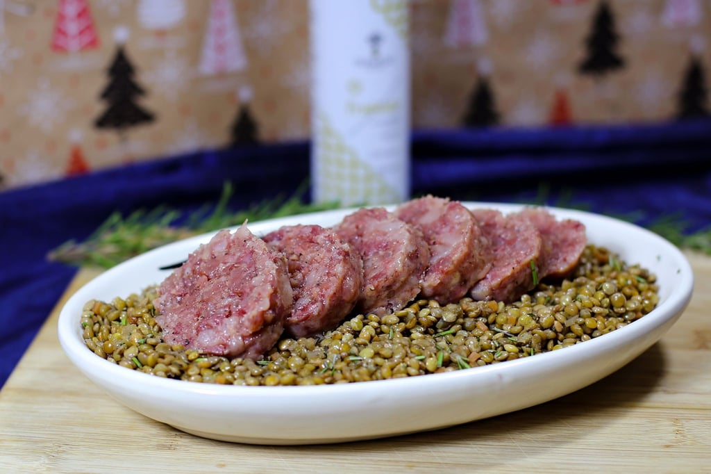 Ein Weihnachts-Klassiker in Italien ist „Cotechino mit Linsen“. Die Kochwurst ist mit gehacktem Schweinefleisch gefüllt.
