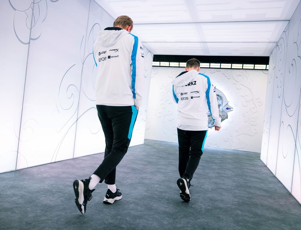 Für Jesper „Zven“ Svenningsen und Luka „Perkz“ Perković (v.l.) von Cloud9 endet der Traum vom Weltmeistertitel im Viertelfinale der LoL Worlds.