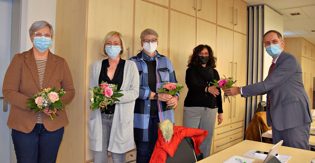 Blumen überreicht Flechtingens Verbandsgemeindebürgermeister Mathias Weiß bei der jüngsten Sitzung des Verbandsgemeinderates an Ordnungsamtsleiterin Antje Jacobs (v.l.), an Nicole Schlüter, Leiterin der Kasse und der Kämmerei, an Bauamtsleiterin Anke Osterburg-Piele und an Bianca Beyer, Leiterin des Hauptamtes.