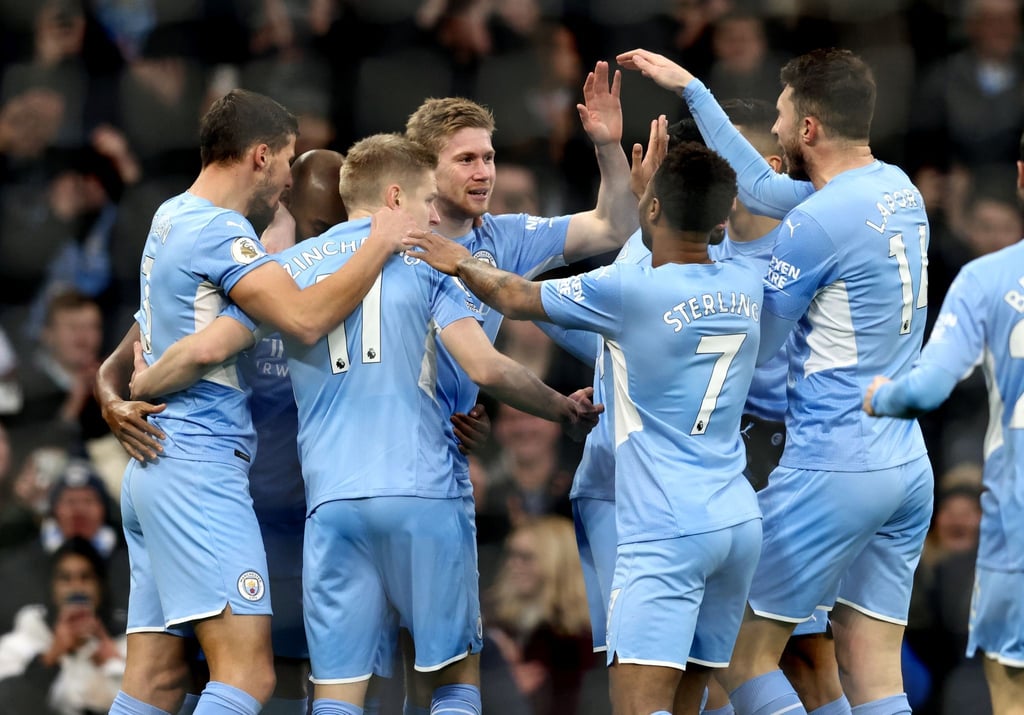 Kevin De Bruyne (4.v.l) brachte Manchester City gegen Leicester in der 5. Minute in Führung.