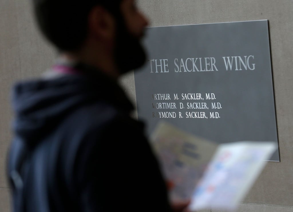 Ein Schild mit einigen Namen der Familie Sackler ist im Metropolitan Museum of Art in New York zu sehen. (Archivbild)