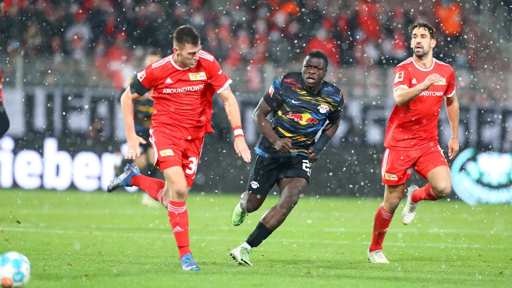 Bisher keine Erfolgsgeschichte: Brian Brobbey (Mitte) und RB Leipzig.