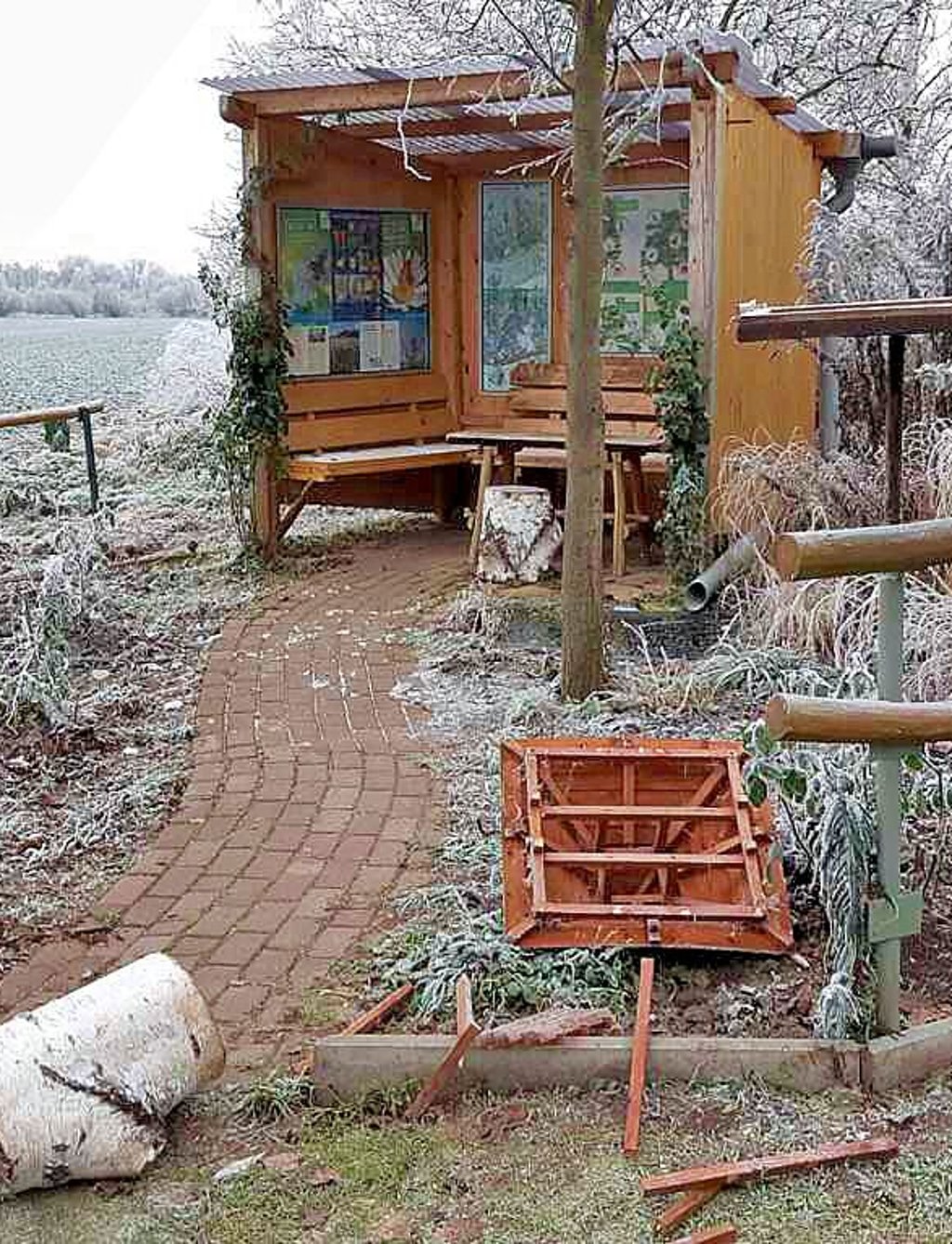 Blick auf das zerstörte Vogelhaus am Sportplatz