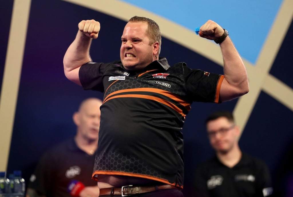 Steht im Achtelfinale der Darts-WM: Der Niederländer Dirk van Duijvenbode.