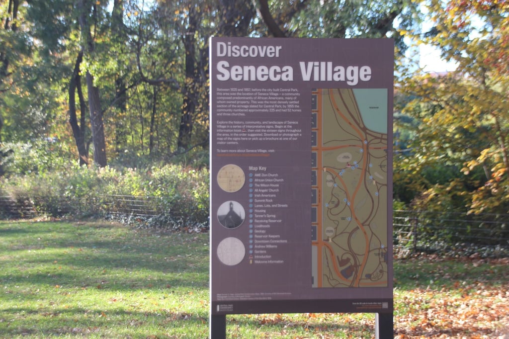 Ein Schild weist hin auf das einstige Seneca Village im Central Park, die erste New Yorker Ansiedlung befreiter Afro-Amerikaner.