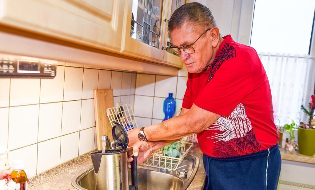 Wasser aus dem Hahn, um sich einen Tee zu kochen, nimmt Hans-Ulrich Stolze nur ungern.