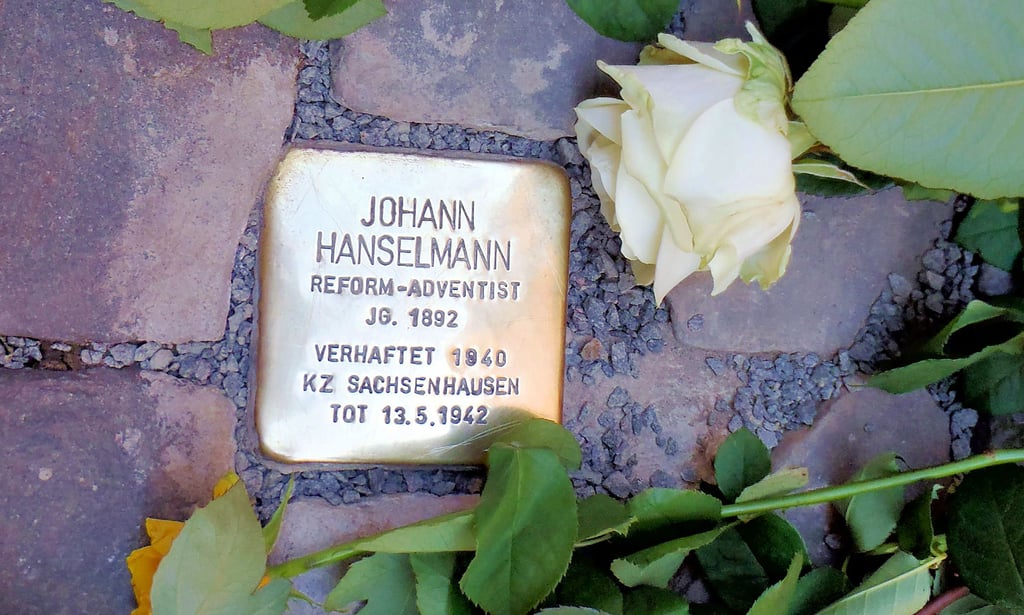 In der Kleinen Märkerstraße in Halle erinnert seit 2012 ein Stolperstein an den Reform-Adventisten und Prediger Johann Hanselmann. Vor seiner Überführung in das KZ Sachsenhausen war er im Naumburger Gefängnis inhaftiert.