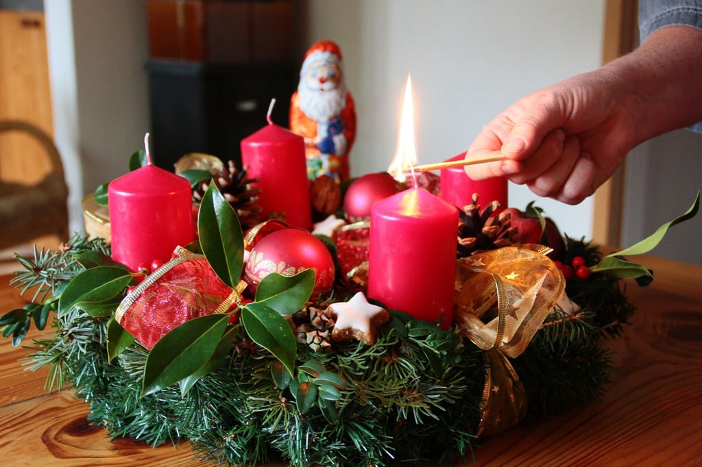 Das Reisig am Adventskranz trocknet im Laufe des Dezembers aus - und kann sich dann leicht entzünden.