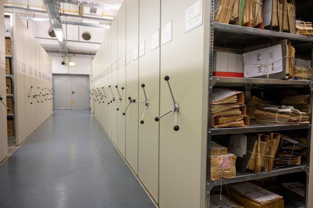 Akten liegen beim Tag des offenen Denkmals in der ehemaligen Stasi-Zentrale im Stasi-Unterlagenarchiv.