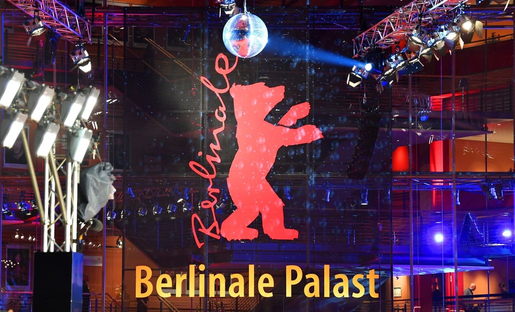 Das Symbol der Berlinale, der Bär, aufgenommen am Berlinale Palast bei den 67. Internationalen Filmfestspielen.