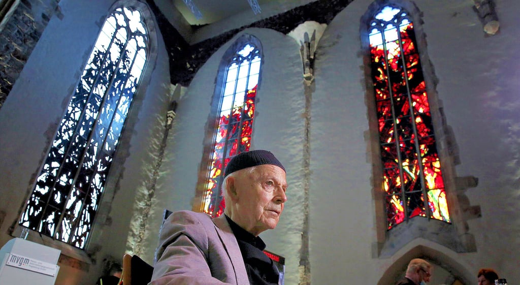 Der Dresdner Künstler Max Uhlig hat die Fenster für die Johanneskirche geschaffen. Der weltweit einmalige Zyklus besteht aus 14 mungeblasenen Glaskunstwerken – jedes davon mehr als zwölf Meter hoch.