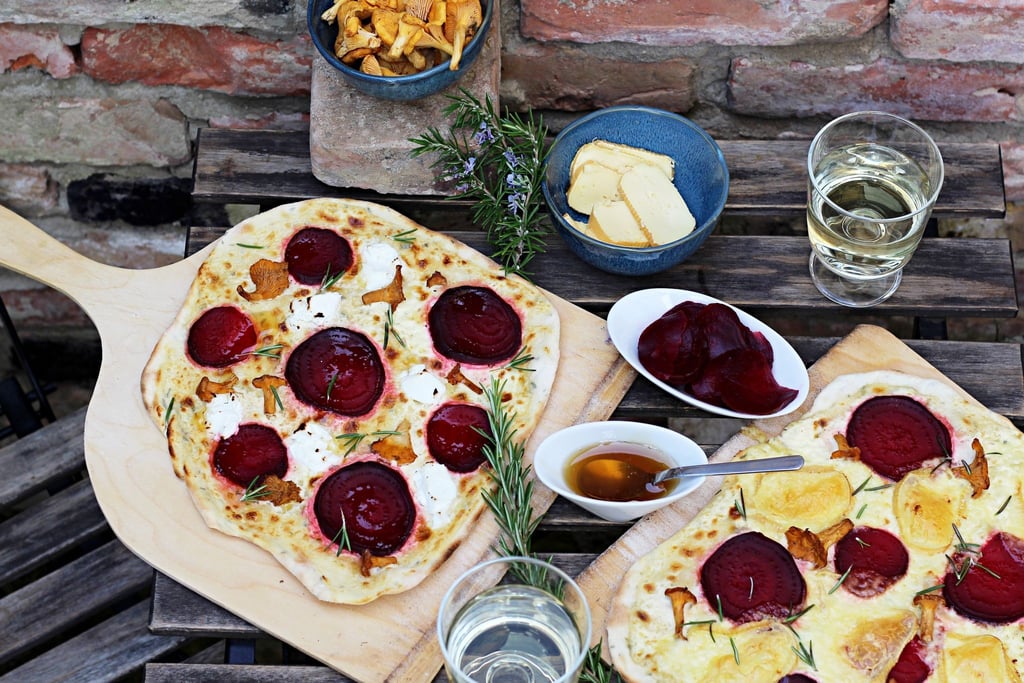Einmal Flammkuchen mit Ziegenfrischkäse, einmal mit Limburger - aber beide mit Pfifferlingen und Roter Bete. Passt perfekt zu den Farben des Herbstes.
