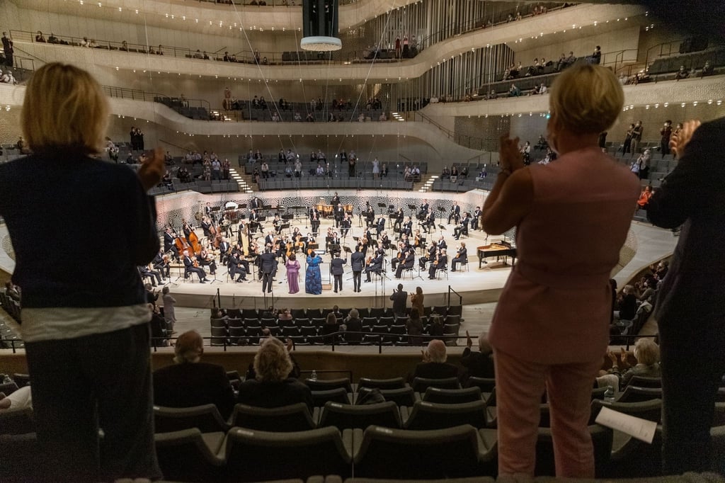 Konzert mit coronabedingt reduziertem Publikum in der Hamburger Elbphilharmonie.
