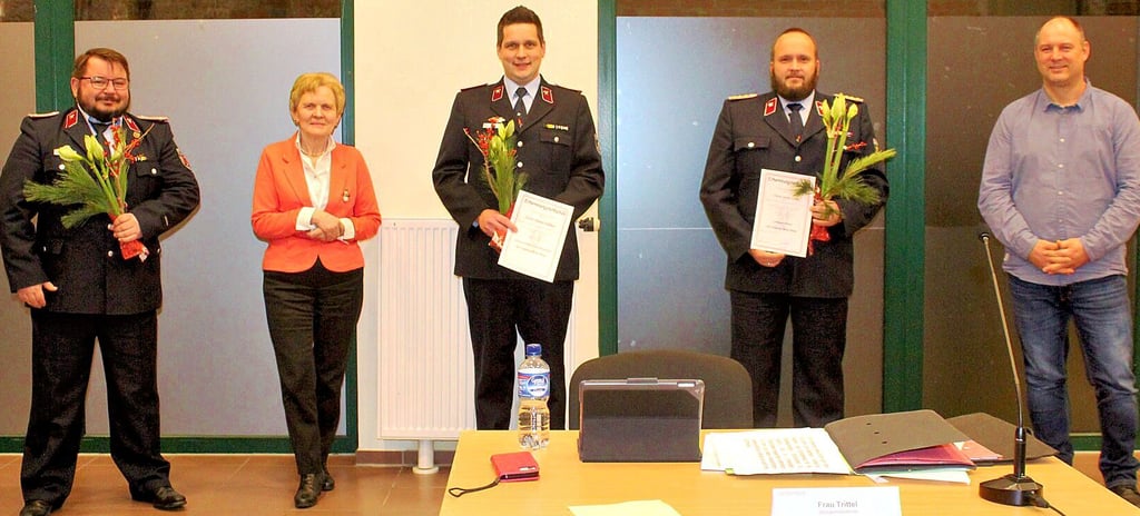 Bürgermeisterin Steffi Trittel und Gemeinderatsvorsitzender René Stürmer (rechts) beglückwünschten Stefan Libbe, Thomas Hillmer und Marcel Herzberg (von rechts) zu ihrer Wahl in die Gemeindewehrleitung der Hohen Börde.