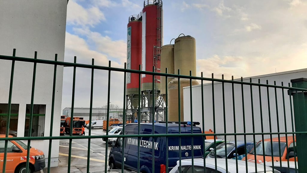 Die Kriminaltechnik ist auch am Dienstag vor Ort, um nach Spuren zu suchen.