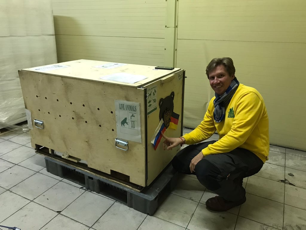 Jan Bauer mit einem seiner Bären.