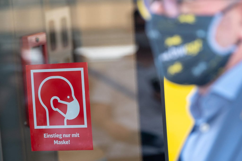 Im öffentlichen Nahverkehr gilt Maskenpflicht. Ein Trio hat sich in einer Straßenbahn nicht daran gehalten. Die Folge war eine Auseinandersetzung mit anderen Fahrgästen.