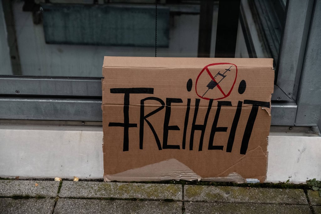 In vielen Orten Deutschlands wird gegen die Corona-Maßnahmen protestiert.