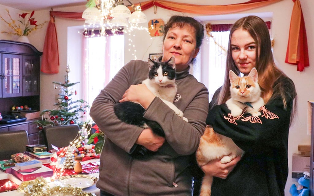 Überglücklich und froh, wieder vereintzu sein: Susanne und Kathleen Rudzinski mit Katze Klecksie und Kater King.