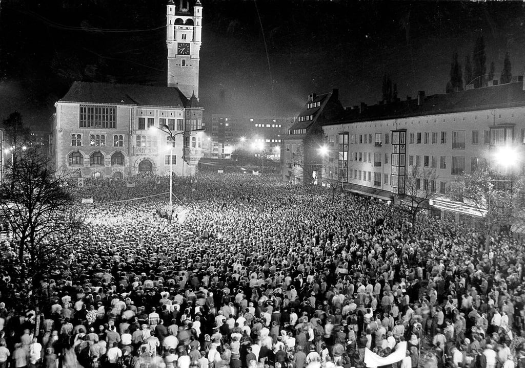 Montagsdemo im November 1989, aufgenommen von Bernd Helbig.