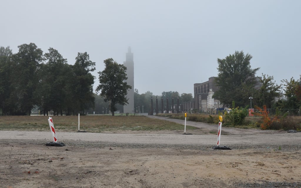 Ein Teil des für den neuen Großparkplatz am Magdeburger Stadtpark vorgesehenen Areals im Hinterland von Stadthalle und Hyparschale.