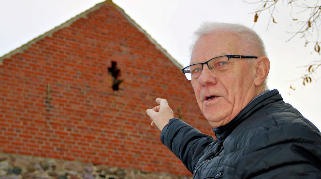 Herbert Bilang erforscht die unterschiedlichsten Arten von Fenstern in den Giebeln von Scheunen und Gutshäusern, die er noch aus seiner Kindheit als Uhlenflucht kennt.