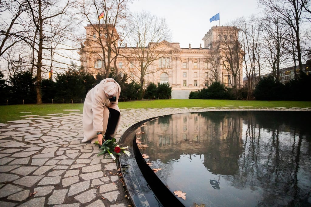 Claudia Roth (Bündnis 90/Die Grünen), designierte Kulturstaatsministerin, gedenkt am Denkmal für die ermordeten Sinti und Roma der im Nationalsozialismus ermordeten Sinti und Roma Europas.