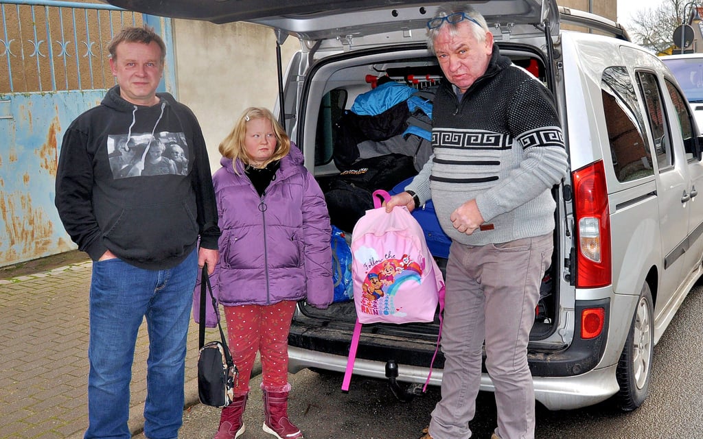 Joachim Nöske ließ Silvio Feldmann (links) und dessen Tochter Mandy von Lutz Schneider von ihrem Wohnort Neundorf abholen. Von dort aus ging es am Montag für vier Tage ins Fichtelgebirge.