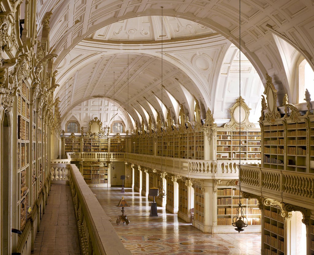 Die prachtvolle Bibliothek des Palacio Nacional de Mafra in Portugal.