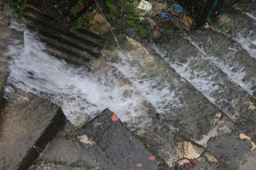 Symbolfoto - Regenwasser fließt eine Treppe hinunter