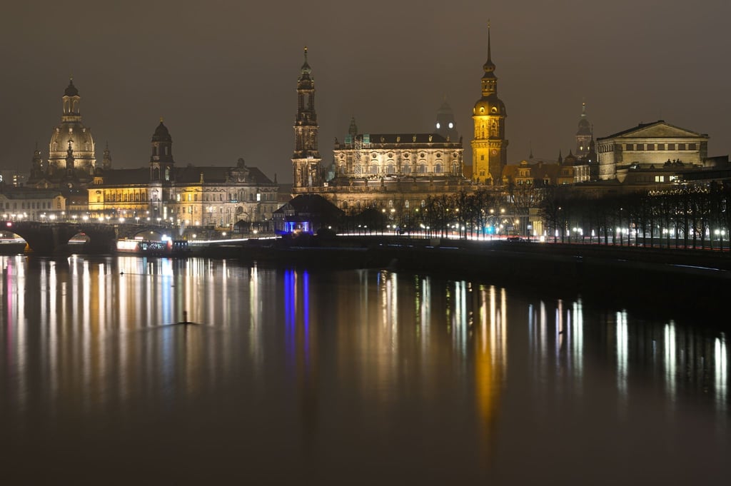 Blick auf das nächtliche Dresden mit der Semperoper (r).