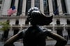 Die Bronzefigur „Fearless Girl“ der US-amerikanischen Bildhauerin Visbal steht vor dem Gebäude der New York Stock Exchange (NYSE). (Archivbild)