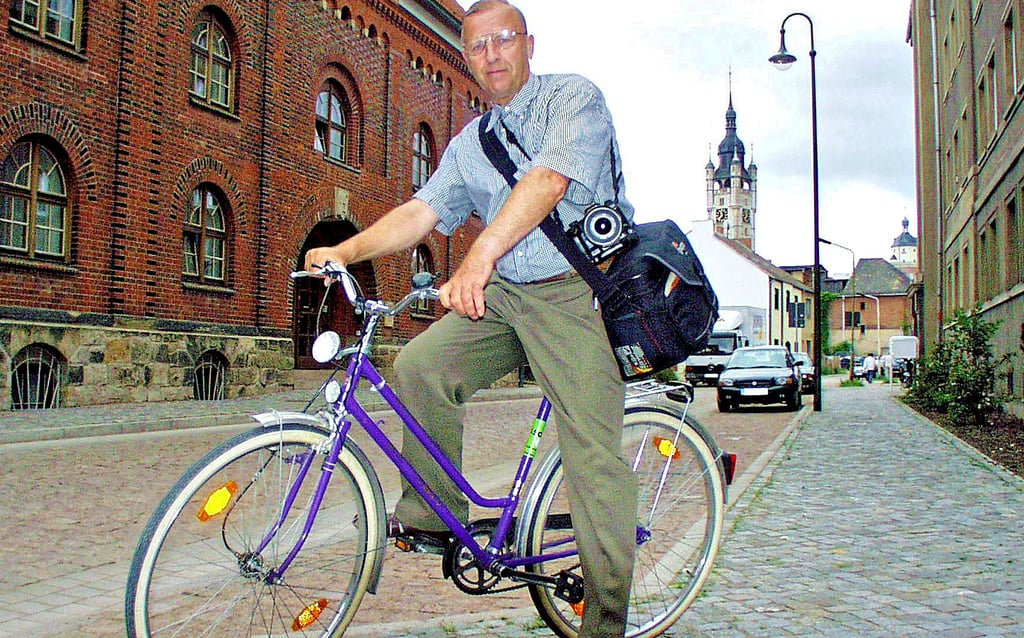 Bernd Helbig im Juni 2000 mit Kamera und Fahrrad vor dem Stadtarchiv in der Langen Gasse.