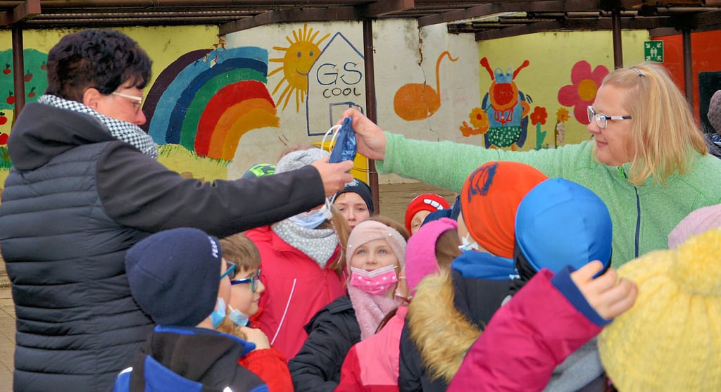 Anne Weißenborn (rechts) überreicht Lehrerin Susanne Rausch ein Säckchen voller Murmeln. Jedes Kind bekommt als Erinnerung an die gemeinsame Zeit eine.