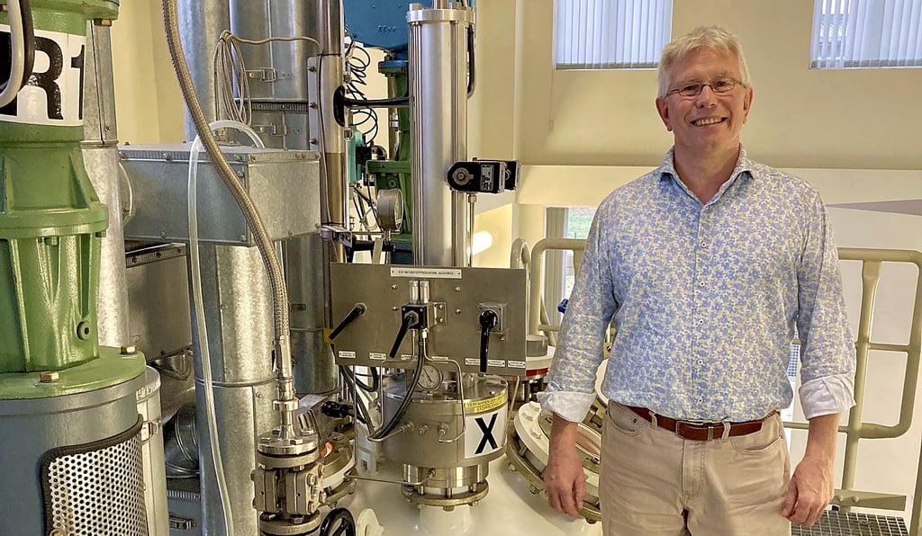 Gregor Lichter an der Produktionsanlage in Tollwitz