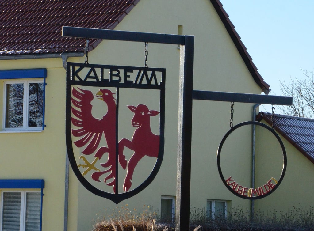 Die Stadt Klabe begrüßt am Ortseingang aus Richtung Altmersleben seine Gäste mit dem Wappen.