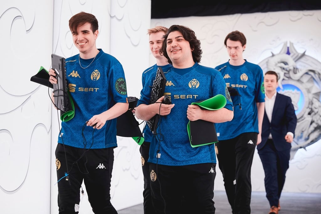 Nach einem langen Tag und einem historischen Tiebreaker hat sich MAD Lions für die K.o.-Runde der LoL Worlds qualifiziert.