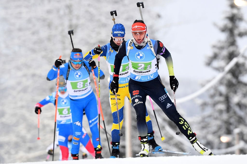 Die deutsche Staffel um Denise Herrmann (vorne) landete in Östersund auf Platz fünf.
