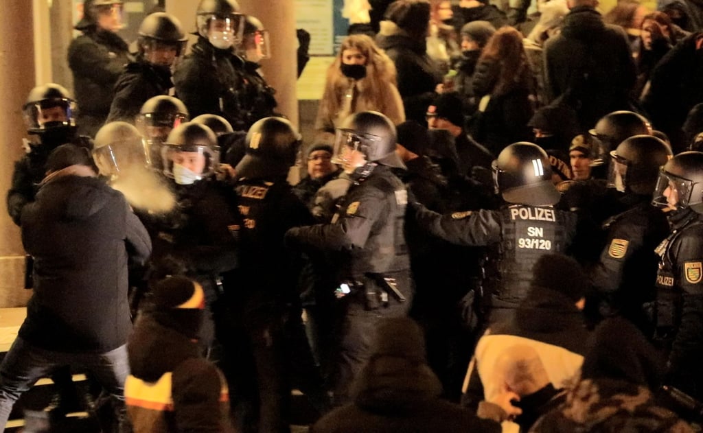 Protestierer rangeln mit Polizisten bei einer Demonstration gegen Corona-Maßnahmen in Bautzen.