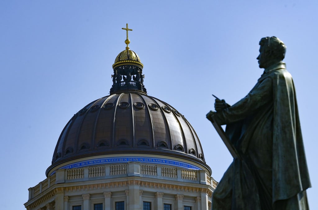 Die Skulptur von Karl Friedrich Schinkel ist vor der Kuppel vom Humboldt Forum in Berlin Mitte zu sehen. (Archivbild)
