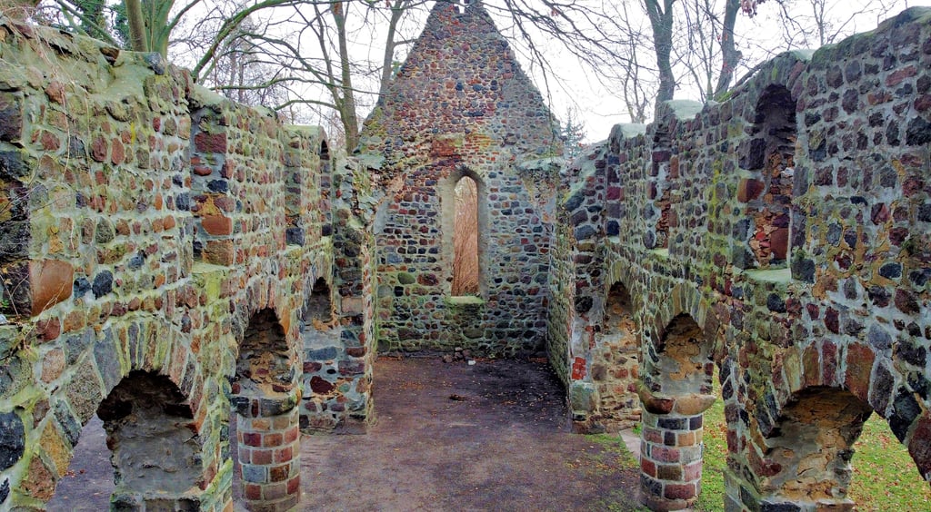 Der Verein KulturVeste Loburger Land möchte die Kirchenruine künftig für Veranstaltungen nutzen und ist auf Spenden angewiesen.
