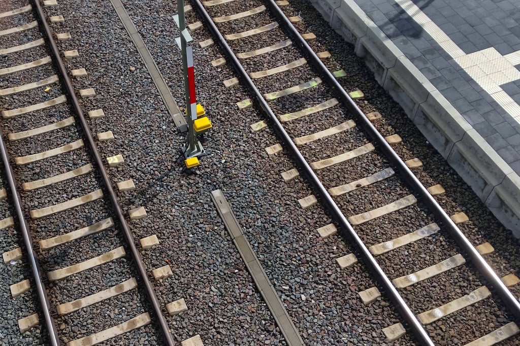Blick auf Bahngleise.