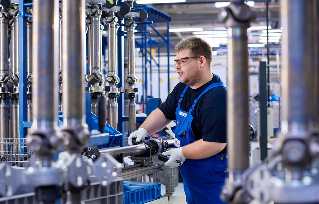 Im Ifa-Werk in Haldensleben werden Längswellen hergestellt, die die Kraft des Motors auf die Räder bringen.