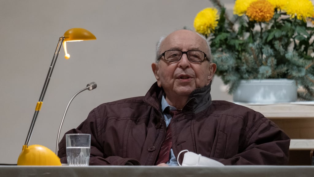 Rudolf Drößler bei der Präsentation der Chronik