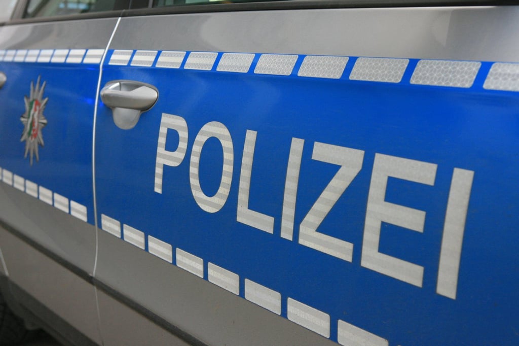 Die Polizei sucht am Fundort nach Spuren.