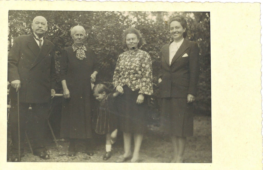 Ein altes Polaroid-Foto zeigt das Gastwirtsehepaar Wilhelm und Alwine Linde mit Tochter Hilde (zweite von rechts) aus Eggersdorf. Sie haben das Lokal "Zu den zwei Linden" gegründet.