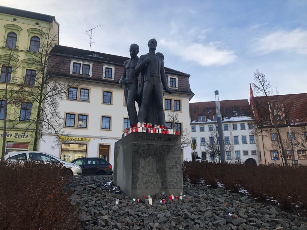 Im Anschluss an den „Spaziergang“ gegen die Corona-Maßnahmen am Montagabend wurden Kerzen am Mahnmal für die Opfer des Faschismus abgestellt. Dagegen gibt es jetzt Protest aus der Bevölkerung.